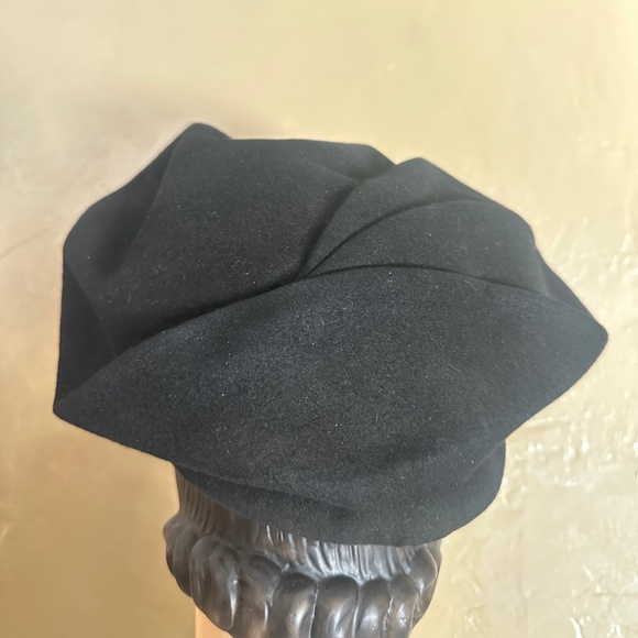 FASHIONABLE 1940s\' BLACK FELT INTRICATELY FOLDED BERET + GROSGRAIN TRIM + BROOCH main image 8